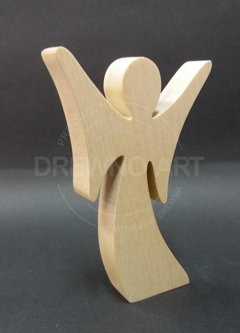 Stojący anioł z surowego drewna