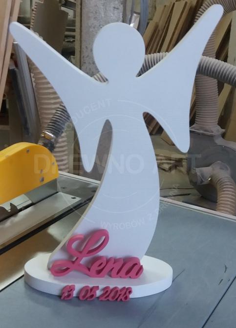 Biały anioł drewniany z imieniem oraz datą