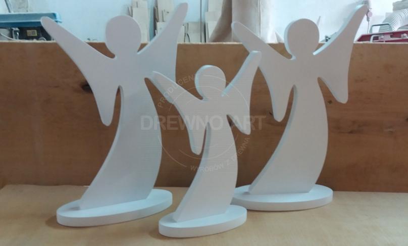 Białe, drewniane anioły na podstawie