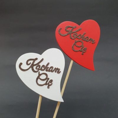 Serca na piku z napisem "Kocham Cię"