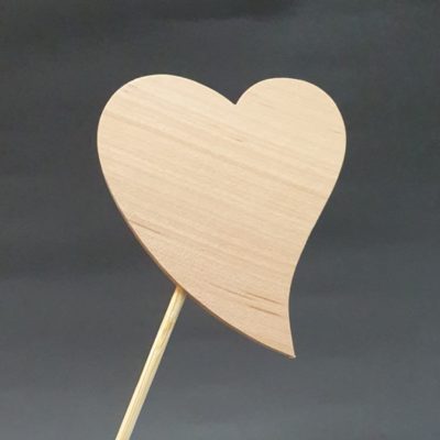 Serce na piku z surowego drewna