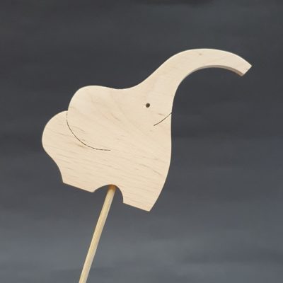 Słoń na piku z surowego drewna