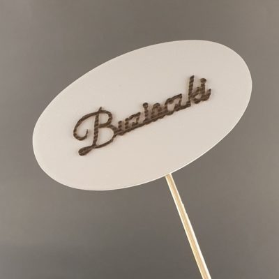 Tabliczka na piku z napisem: Buziaczki