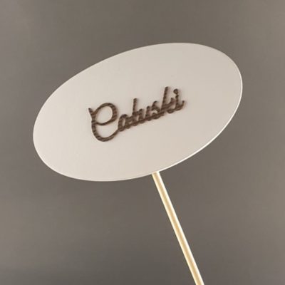 Tabliczka na piku z napisem: Całuski