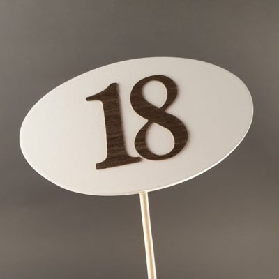 Tabliczka na piku z cyfrą 18