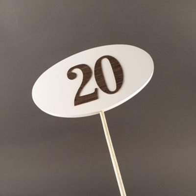Tabliczka na piku z cyfrą 20