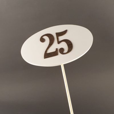 Tabliczka na piku z cyfrą 25