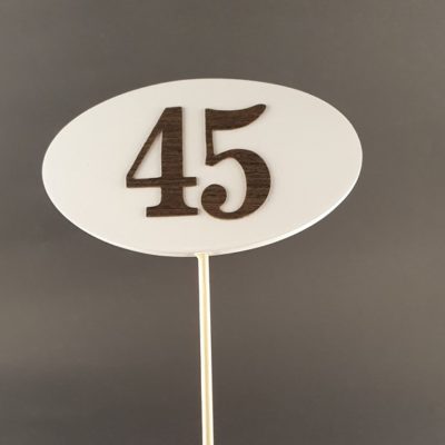 Tabliczka na piku z cyfrą 45