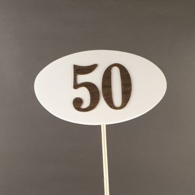 Tabliczka na piku z cyfrą 50