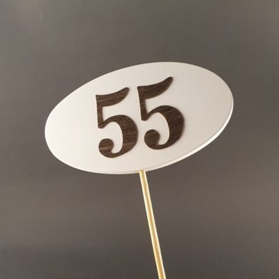 Tabliczka na piku z cyfrą 55