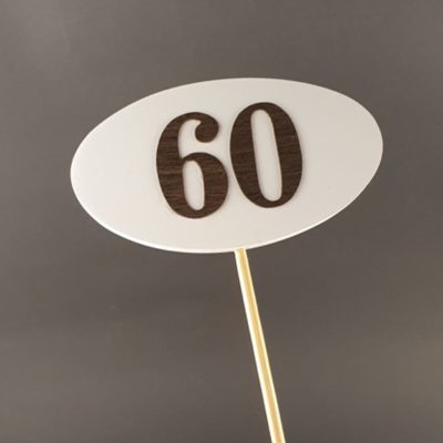 Tabliczka na piku z cyfrą 60