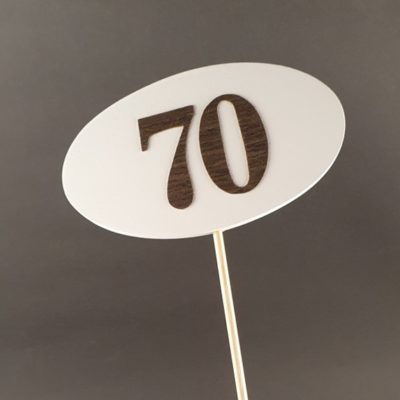 Tabliczka na piku z cyfrą 70