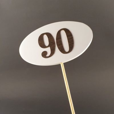 Tabliczka na piku z cyfrą 90