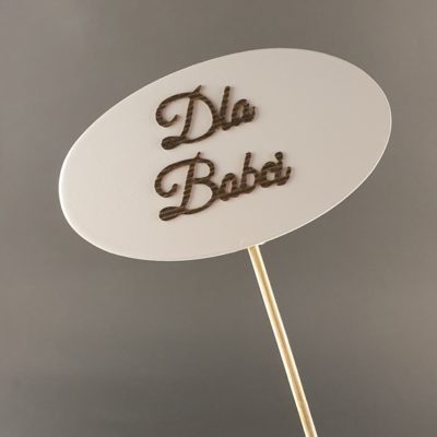 Tabliczka na piku z napisem: Dla Babci