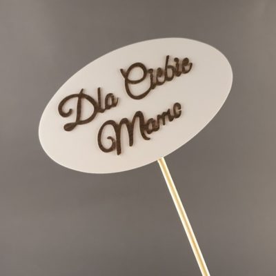 Tabliczka na piku z napisem: Dla Ciebie Mamo