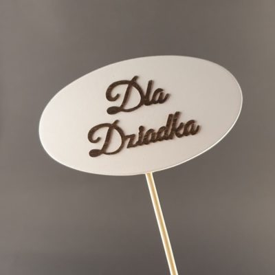 Tabliczka na piku z napisem: Dla Dziadka
