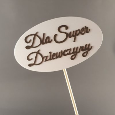 Tabliczka na piku z napisem: Dla Super Dziewczyny