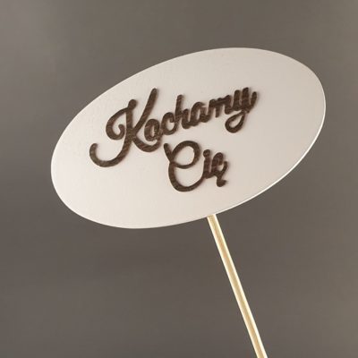 Tabliczka na piku z napisem: Kochamy Cię