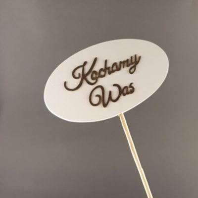 Tabliczka na piku z napisem: Kochamy Was