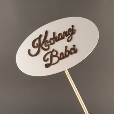 Tabliczka na piku z napisem: Kochanej Babci