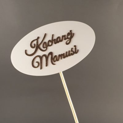 Tabliczka na piku z napisem: Kochanej Mamusi