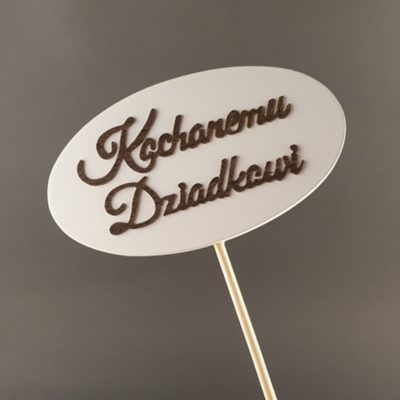 Tabliczka na piku z napisem: Kochanemu Dziadkowi