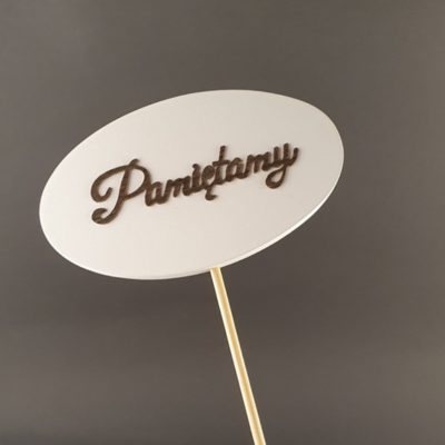 Tabliczka na piku z napisem: Pamiętamy