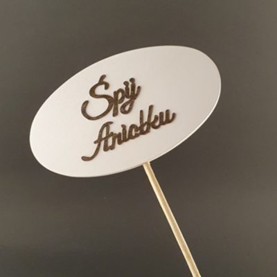 Tabliczka na piku z napisem: Śpij Aniołku