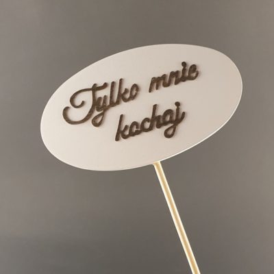 Tabliczka na piku z napisem: Tylko mnie kochaj