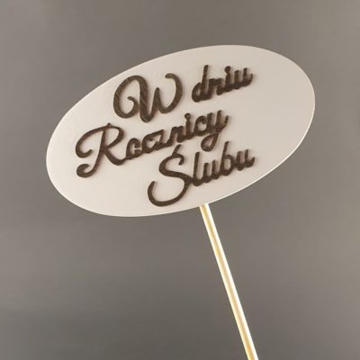 Tabliczka na piku z napisem: W dniu Rocznicy Ślubu