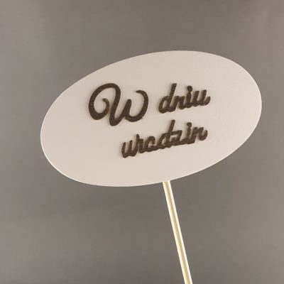 Tabliczka na piku z napisem: W dniu urodzin