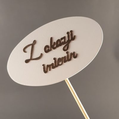 Tabliczka na piku z napisem: Z okazji imienin