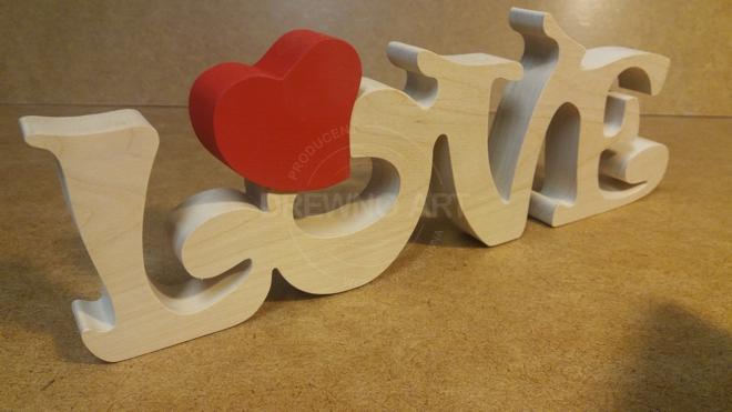 Napis LOVE z drewna