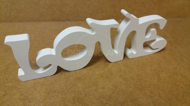 Biały napis LOVE z drewna