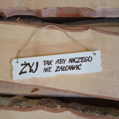 Drewniana tabliczka z napisem