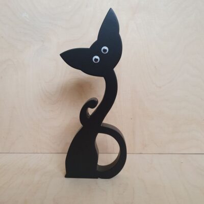 Czarny kot z drewna