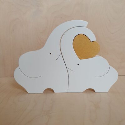 Białe słonie ze złotym sercem