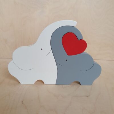 Słonie z drewna z czerwonym sercem