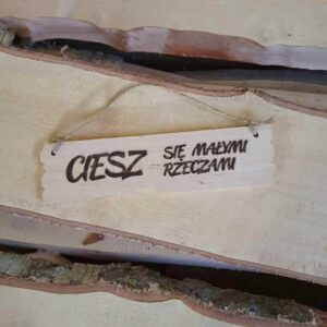 Drewniana tabliczka z napisem