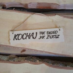 Drewniana tabliczka z napisem
