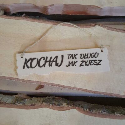 Drewniana tabliczka z napisem