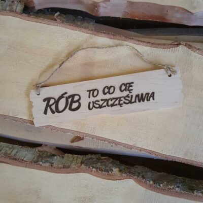 Drewniana tabliczka z napisem