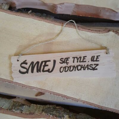 Drewniana tabliczka z napisem