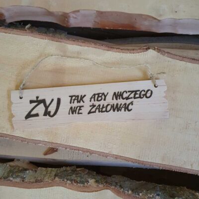 Drewniana tabliczka z napisem